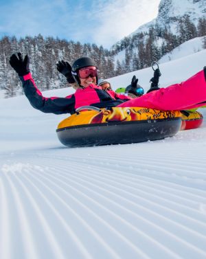 Beim Snowtubing die Pisten runterheizen