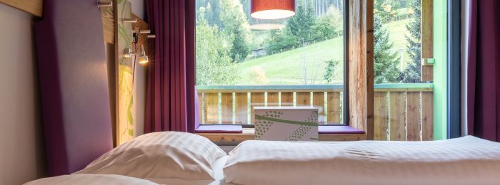 Gemütliche Zimmer mit viel Platz findest Du nicht nur in Bad Kleinkirchheim, sondern auch in allen anderen Explorer Hotels in Deutschland und Österreich.