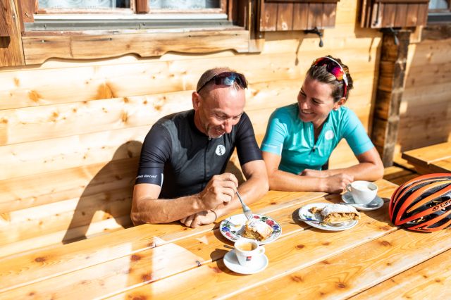 Während deinem Rennrad-Urlaub in Bad Kleinkirchheim in Österreich hast du dir eine Pause in einer der zahlreichen Hütten auf der Nockalmstraße verdient.