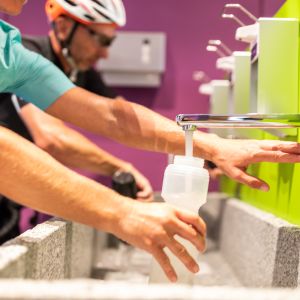Bereit für die nächste Radtour? Komm davor an die Hygiene-Bar und fülle deine Trinkflasche mit frischem Wasser aus dem Wasserhahn auf.