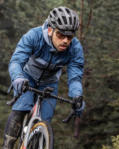 Egal bei welchem Wetter, die Gravelbikes bieten Dir Grip auf langen Strecken auch abseits der Straße.