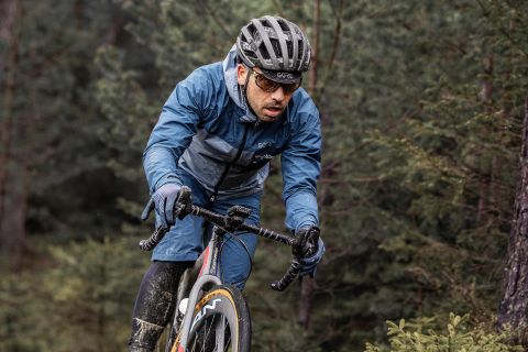 Egal bei welchem Wetter, die Gravelbikes bieten Dir Grip auf langen Strecken auch abseits der Straße.