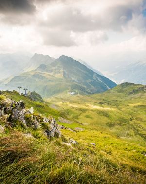 Wanderschuhe geschnürt und los gehts. Im Wanderurlaub im Explorer Hotel Montafon erwarten Dich traumhafte Wanderungen und gigantische Aussichten wie z.b. hier auf die Zamangspitze.