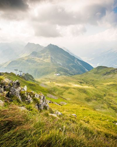 Wanderschuhe geschnürt und los gehts. Im Wanderurlaub im Explorer Hotel Montafon erwarten Dich traumhafte Wanderungen und gigantische Aussichten wie z.b. hier auf die Zamangspitze.