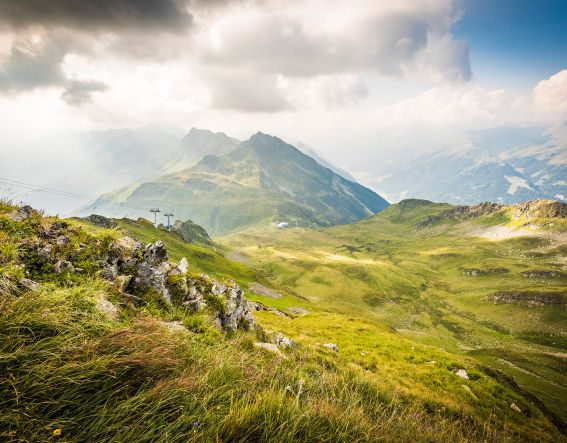 Wanderschuhe geschnürt und los gehts. Im Wanderurlaub im Explorer Hotel Montafon erwarten Dich traumhafte Wanderungen und gigantische Aussichten wie z.b. hier auf die Zamangspitze.