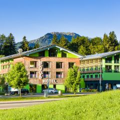 Das trendige Sporthotel befindet sich am Ortsrand von Fischen und Oberstdorf, nahe der Breitachklamm und dem Illerursprung. Welche Tour wird Deine nächste?