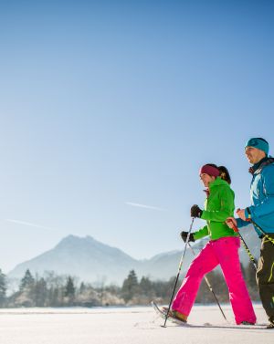 Neben den ganzen Wintersportarten die das Oberbayerische Land in der Zugspitzregion so zu bieten hat, ist Schneeschuhwandern ganz hoch im Kurs! Gemütlich auf der Schneedecke umgeben von Bergen zu laufen ist einfach etwas wunderbares!