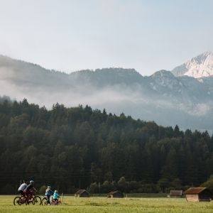 Wenn der Schnee noch auf den Gipfeln liegt, und die Menschen im Tal schon auf die nächste Radtour gehen, dann bist Du in Oberbayern!