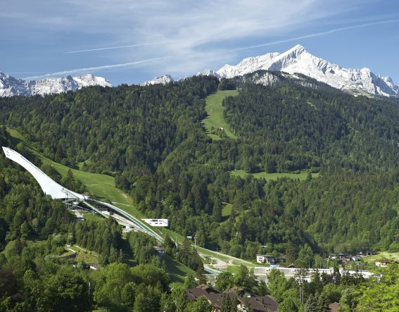 Eine echte Sehenswürdigkeit die man in Garmisch gesehen haben muss! Wenn Du schon immer wissen wolltest wie es sich als Skispringer so anfühlt, dann ist dieser Ort genau das Richtige für Dich!