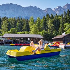 Der Eibsee bietet sich perfekt für Familienausflüge an, egal ob zur Sommer- oder Winterzeit. Der Bootsverleih direkt am See lädt zu einer gemütlichen Bootsfahrt auf dem See ein.