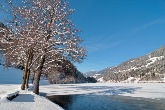LOWRES 00000058278 Afritzer-See-und-Ortschaft-im-Winter Region-Villach-Tourismus-GmbH Adrian-Hipp