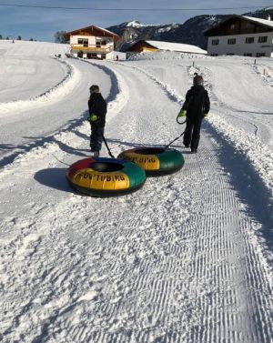 Der Betreiber des Snowtubingangebotes ist Familie Ilsanker vom Kollerlehen (gegenüber Götschen Skilifte), die die Bahn je nach Schneelage selbst prapäriert.