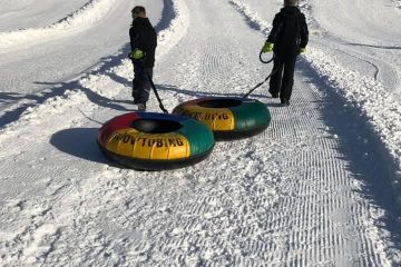 Der Betreiber des Snowtubingangebotes ist Familie Ilsanker vom Kollerlehen (gegenüber Götschen Skilifte), die die Bahn je nach Schneelage selbst prapäriert.