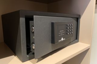 In jedem Zimmer der modernen Explorer Hotels befindet sich auch ein Safe, in den perfekt ein Laptop reinpasst.