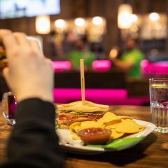 Egal ob Sandwich, Salat, Flammkuchen oder ein anderes warmes Gericht - Du musst nicht hungrig ins Bett. Die Explorer Hotels haben zwar kein Restaurant, aber satt wirst Du allemal.