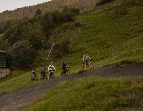 Gemeinsame Ausfahrten gehören zum Bike Camp in den Explorer Hotels dazu. Gemeinsam mit Profis vom Mountainbike Racingteam geht es auf die Trails.