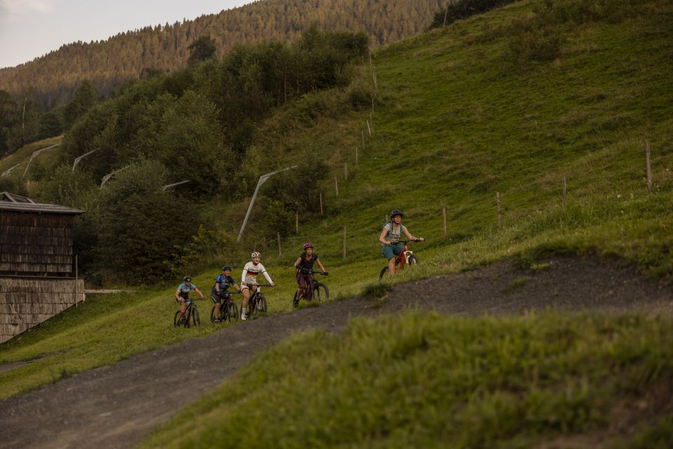 Gemeinsame Ausfahrten gehören zum Bike Camp in den Explorer Hotels dazu. Gemeinsam mit Profis vom Mountainbike Racingteam geht es auf die Trails.