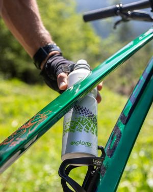 Mit dieser SIGG-Flasche bist Du bestens gerüstet für jede Wanderung, Biketour oder Ausflug in die Berge. Produziert in der Schweiz mit recycelten Materialien ist sie in allen Explorer Hotels erwerblich.