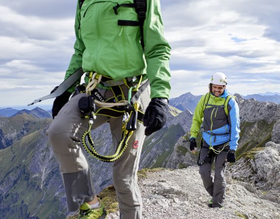 Klettern in den Allgäuer Alpen mit der richtigen Ausrüstung? Ab ins Explorer Hotel Oberstdorf und richtig ausgerüstet Klettern gehen. Auch im Kleinwalsertal in Österreich bist Du von Deiner Unterkunft im Urlaub in Bayern schnell angelangt.