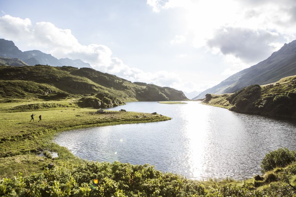 Am Langsee im Silbertal spiegelt sich das Wasser am späten Nachmittag besonders schön. Das kannst Du selbst erleben, wenn Du Deinen Urlaub im Voralrberg in Österreich verbringst, das Explorer Hotel Montafon ist Deine passende Unterkunft.