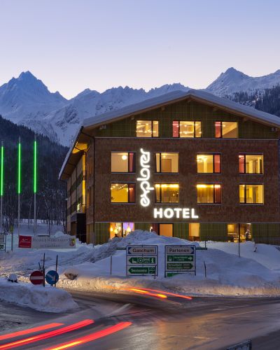Mitten in den Alpen gelegen ist das Explorer Hotel Montafon ideal für Deinen Winterurlaub. Hier übernachtest Du in trendigen Design-Zimmern mit viel Raum zum Wohlfühlen.
