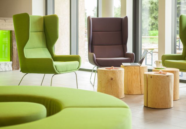 Die Explorer Lounge ist der Mittelpunkt des Hotellebens. Hier kannst Du Dich mit Freunden oder anderen Hotelgästen treffen. Bequeme Sitzgelegenheiten warten schon auf Dich.