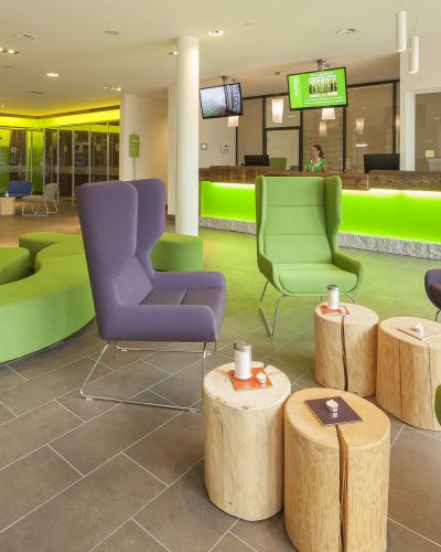 Neben der Rezeption gibt es in der Explorer Lounge auch beheizte Sportlocker für Dein Sport-Equipment und eine Werkbank mit Werkzeug zum Fitmachen Deiner Sportgeräte.