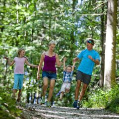Tolle Familienausflüge kannst Du bei uns im Berchtesgadener Land unternehmen. Und das Beste: Mit dem Happy Family Deal übernachtet 1 Kind bis 12 Jahre gratis im Zimmer der Eltern.
