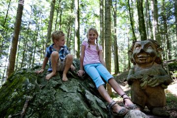 Im Bergsteigerdorf Ramsau findest Du den Zauberwald. Der Naturlehrpfad ist ideal für Deinen Familienausflug und startet am Parkplatz Seeklause am Hintersee.