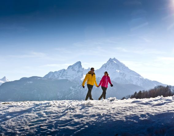Genieße die traumhafte Winterlandschaft bei einem Spaziergang durch das Berchtesgadener Land. Und danach ganz entspannt etwas Zeit im Explorer Sport Spa verbringen.