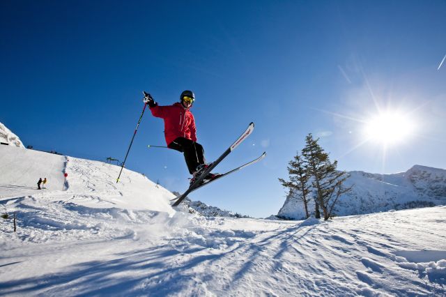 Skifahren in Deinem Urlaub im Explorer Hotel Berchtesgaden: Nur wenige Minuten vom Hotel entfernt liegt die Talstation der Jennerbahn. Das Highlight des Skigebiets ist die 7 km lange Talabfahrt.
