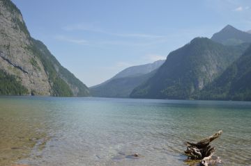 Genieße den tollen Blick auf den Königssee, wenn Du die Wallfahrtskapelle St. Bartholomä am Westufer des Königssee besuchst.