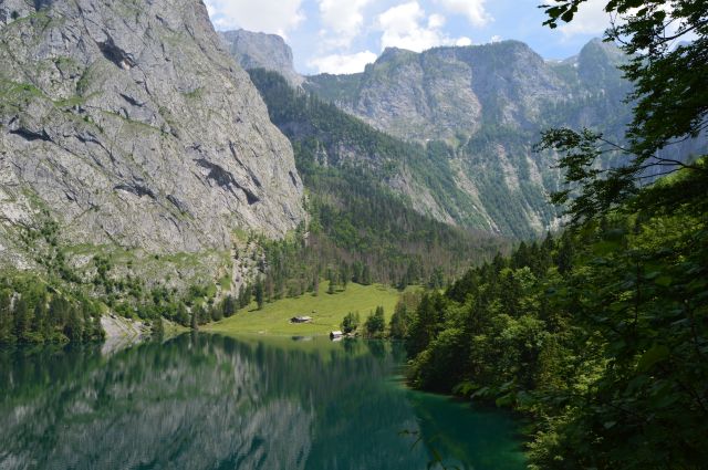 Einfach toll! Genieße den Ausblick bei Deiner Wanderung zur Fischunkelalm. Sie liegt mitten im Nationalpark Berchtesgaden und am Südostufer des Obersees.
