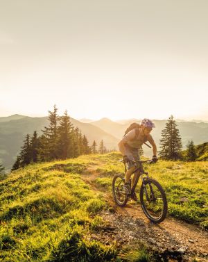 Rund um St. Johann in den Kitzbüheler Alpen kommen Mountainbiker auf zahlreichen Radwegen und Trails voll auf ihre Kosten.