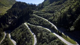 Auf der Silvretta - Hochalpenstraße fährst Du 22,3 km über 34 Kurven von Partenen bis ins Paznauntal.
