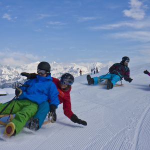 Mit dem Schlitten geht es allein oder in der Gruppe die Rodelpiste hinab. Dabei kannst Du auch immer das tolle Bergpanorama genießen.