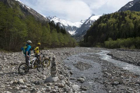 Erobere mit Deinem Bike die Gebirgstäler und genieße traumhafte Aussichten mit dem MTB.