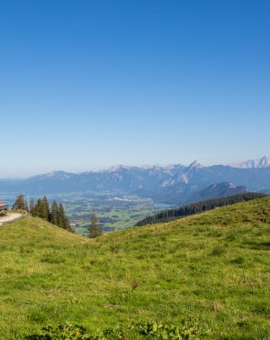 Vorbei an der Berglodge Sportheim Böck siehst Du nach Füssen und Hohenschwangau mit seinen Königsschlössern.