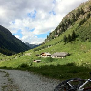 Schnür Deine Wanderschuhe un starte Deine Tour zur Alpe Ganera und probier den Sura kees.