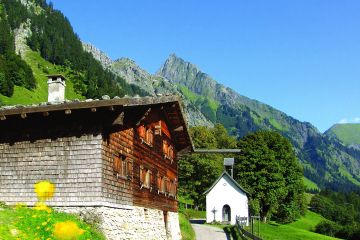 Das ehemalige Bergbauerndorf Gerstruben bei Oberstdorf besteht heute aus vier Häusern und eine Kapelle, die zwischen 400 und 500 Jahre alt sind.