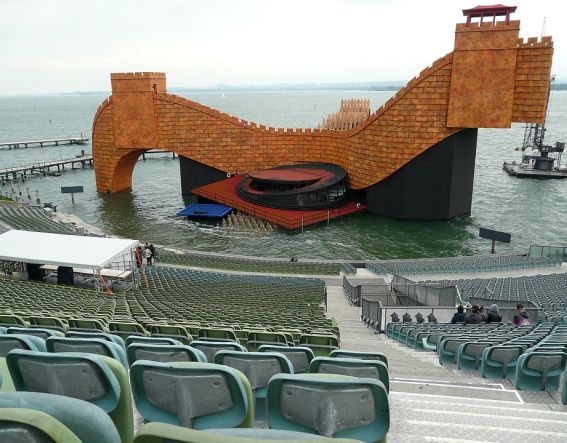 Sei dabei, wenn die Kulturfestspiele im Juli und August auf der Seebühne in Bregenz stattfinden.