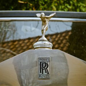 Komm in Deinem Urlaub im Explorer Hotel Montafon mit auf eine Zeitreise im weltgrößten Rolls-Royce Museum in Dornbirn.
