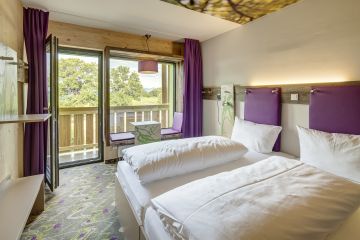 Moderne Zimmer mit gemütlicher Sitzbank im Panoramafenster