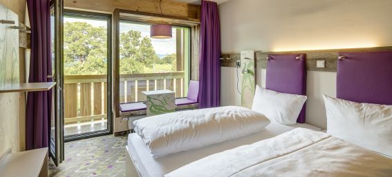 Moderne Zimmer mit gemütlicher Sitzbank im Panoramafenster