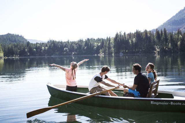 Wandere um den Hintersee bei Berchtesgaden bei Bayern und lass den Tag bei einer gemütlichen Bootstour ausklingen. Danach geht es zurück in Deine Unterkunft ins Explorer Hotel, wo Du Deine Akkus für den nächsten Tag auflädst.