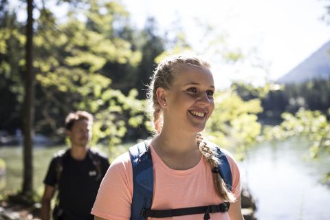 Raus aus dem Alltag und rein in die Berge. Erlebe die Schönheit der Natur und die Freude nach dem erreichen des Gpifelkreuzes in Deinem Urlaub in den Alpen im Explorer Hotel.