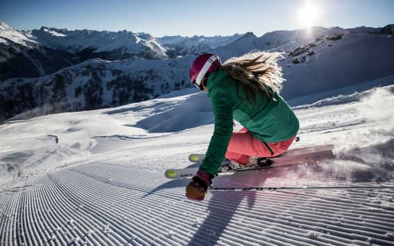 Die Talstation Versettla Bahn befördert Dich auf über 2.000 m in das Skigebiet Silvretta Montafonin und ist nur wenige Minuten vom Explorer Hotel Montafon entfernt .