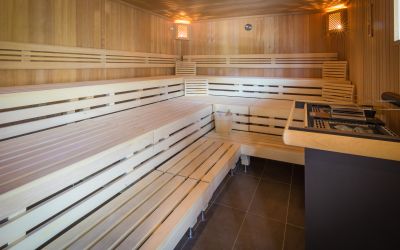 Unser großzügiger Sauna-Bereich bietet ausreichend Platz für alle müden Entdecker. Erhol dich in unserem Sport Spa von einem anstrengenden Tag, damit du am nächsten morgen wieder ganz entspannt auf neue Entdeckungsreisen gehen kannst!