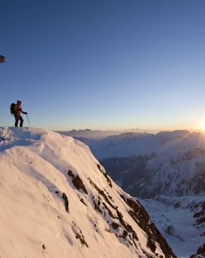 Was gibt es schöneres als eine Skitour in den frühen Morgenstunden. In Vent ist das möglich. Oben angekommen wartet auf die tapferen Tourengeher ein atemberaubender Sonnenaufgang mit Blick über das Ötztal.