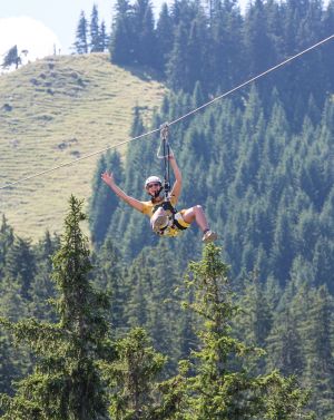 Direkt vor dem Explorer Hotel Neuschwanstein in Nesselwang kannst Du die Alpspitze erklimmen und von oben mit dem AlpspitzKICK wieder hinuntersausen.